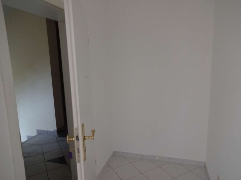 Vermietete 2-Raum DG-Wohnung mit Balkon und Stellplatz in Marienthal! - Flur (3651)
