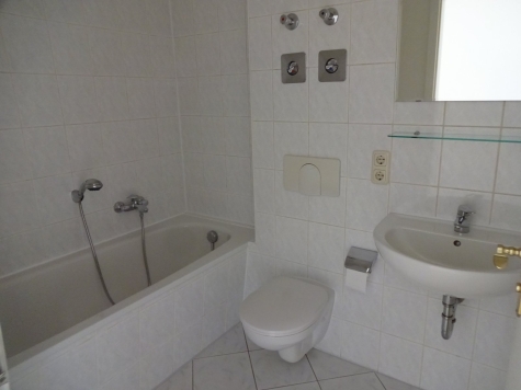 Vermietete 2-Raum DG-Wohnung mit Balkon und Stellplatz in Marienthal! - Bad mit Wanne (3652)