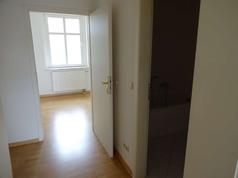 Vermietete 2-Raum DG-Wohnung mit Balkon und Stellplatz in Marienthal! - Durchgang zum Schlafzimmer (3657)