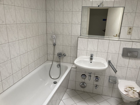 Helle, moderne 2-Raumwohnung in Innenstadtlage! - Bad mit Wanne (9720)