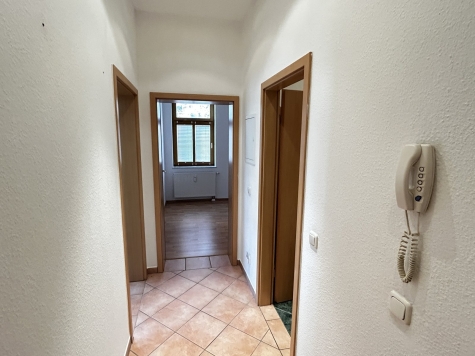 Leerstehende, helle 2-Raumwohnung mit EBK in Kirchberg! Denkmalschutz! - Flur (7364)