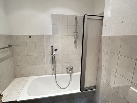 Leerstehende, helle 2-Raumwohnung mit EBK in Kirchberg! Denkmalschutz! - innenliegendes Bad mit Wanne (7370)