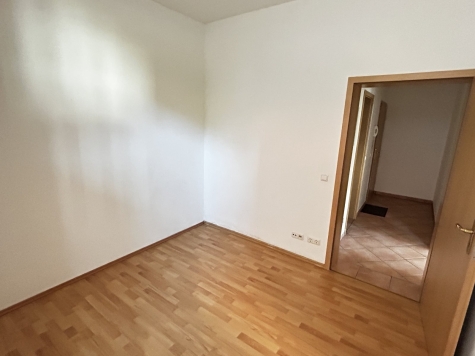 Leerstehende, helle 2-Raumwohnung mit EBK in Kirchberg! Denkmalschutz! - Schlafzimmer (7368)
