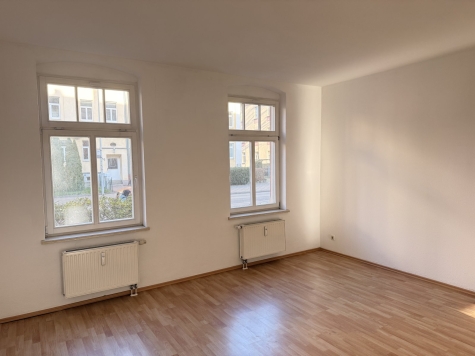 Zentrumsnahe 2-Raumwohnung mit Balkon! - Wohnzimmer (7617)