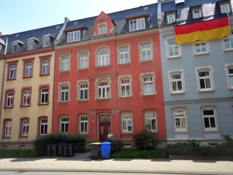 Zentrumsnahe 2-Raumwohnung mit Balkon! - Straßenansicht (7610)