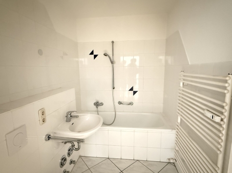 Zentrumsnahe 2-Raumwohnung mit Balkon! - Badezimmer (7619)