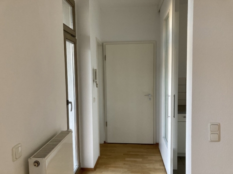 Ab 1.10.! Moderne 3-Raumwohnung! Zentrumsnah, Balkon, Parkett, Vorratsraum! - Flur (10022)