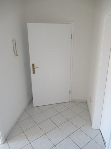 Schöne 2-Raumwohnung mit Balkon, Stpl. und Tageslichtbad! Nähe HBK! - Flur (14985)