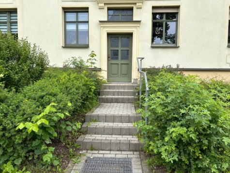 Schöne 2-Raumwohnung mit Balkon, Stpl. und Tageslichtbad! Nähe HBK! - Hauseingang (14983)