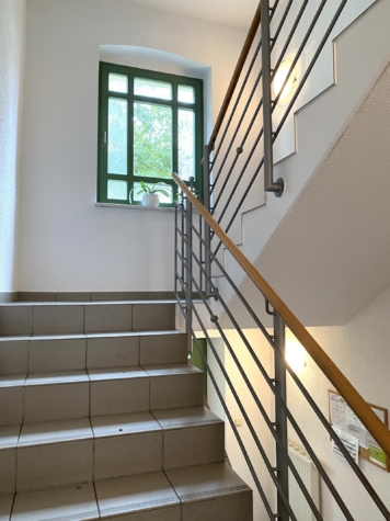Schöne 2-Raumwohnung mit Balkon, Stpl. und Tageslichtbad! Nähe HBK! - Treppenhaus (14984)