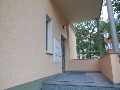 Vermietete 2-Raumwohnung mit kleiner EBK und Stpl. in Stadtvilla! Zentrumsnah; Nähe Schwanenteich! - Hauseingang (4116)