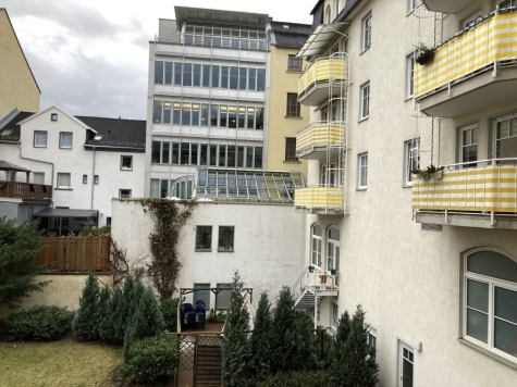 2-Raum Wohnung in zentrumsnaher Lage – 1. OG mit Aufzug und Balkon - Rückansicht (8586)