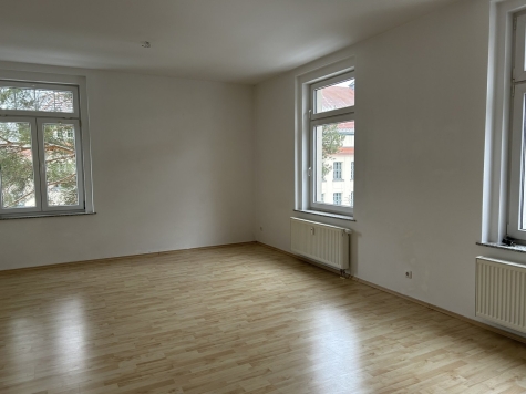 Zentrumsnahe 3-Raumwohnung mit Balkon, Stellplatz und EBK! - Wohnzimmer (6889)