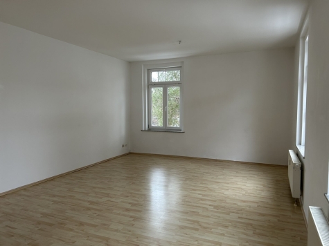 Zentrumsnahe 3-Raumwohnung mit Balkon, Stellplatz und EBK! - Wohnzimmer (6888)