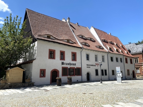 Attraktive 4-Raum-Wohnung mit Balkon, zentrumsnah gelegen und vermietet - Priesterhäuser (2927)