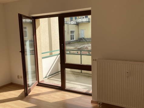 Helle 2-Raum-Wohnung mit Balkon! Unmittelbare Nähe zum Hauptbahnhof! - Wohnzimmer mit Balkon (7135)