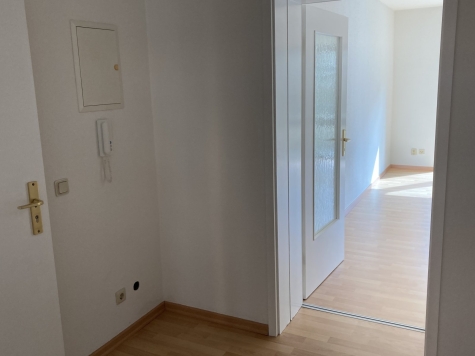 Helle 2-Raum-Wohnung mit Balkon! Unmittelbare Nähe zum Hauptbahnhof! - Flur (7138)