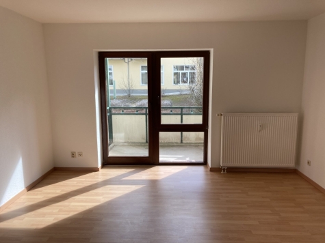 Helle 2-Raum-Wohnung mit Balkon! Unmittelbare Nähe zum Hauptbahnhof! - Wohnzimmer (7134)