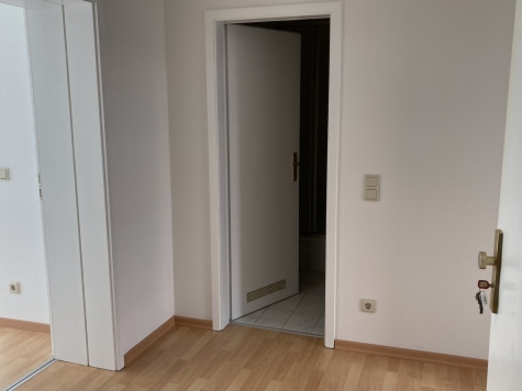 Helle 2-Raum-Wohnung mit Balkon! Unmittelbare Nähe zum Hauptbahnhof! - Flur (7139)