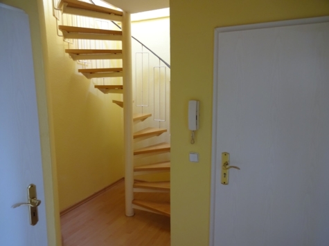 Ab 1.11.! Zentrumsnahe 3-Raum-Maisonettewohnung mit Balkon! - Flur (10040)