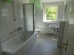 Tageslichtbad mit Wanne