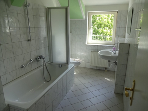 Ab 1.11.! Zentrumsnahe 3-Raum-Maisonettewohnung mit Balkon! - Tageslichtbad mit Wanne (10046)