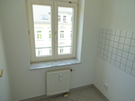 Ab 1.11.! Zentrumsnahe 3-Raum-Maisonettewohnung mit Balkon! - Küche mit Fenster (10047)