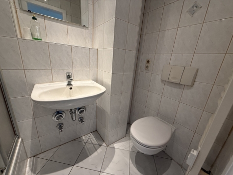 Sanierte 1,5-Raumwohnung mit Balkon und Stellplatz in Marienthal! - Innenliegendes Badezimmer (2764)