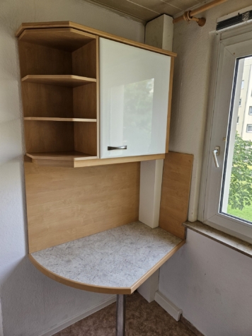 Helle 3-Raumwhg. mit Loggia und EBK in Zwickau-Mosel! - Küche mit Fenster, Ablagemöglichkeiten (9646)