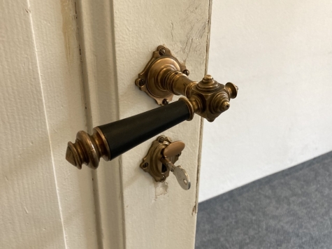 113 qm Büroeinheit im denkmalgeschützten Gründerzeithaus Nähe Schwanenteich - Detail Türbeschläge (68)