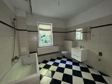 Helle 4-Raumwhg. mit EBK und Balkon in Zwickau! Wallbox für E-Autos am Haus! - Tageslichtbad mit Wanne (9908)
