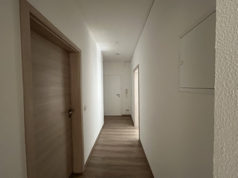 Helle 4-Raumwhg. mit EBK und Balkon in Zwickau! Wallbox für E-Autos am Haus! - Flur (9902)