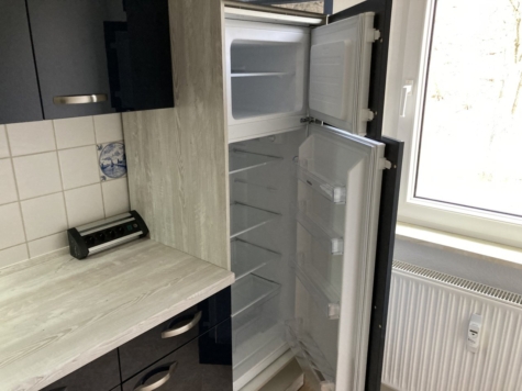 Helle 4-Raumwhg. mit EBK und Balkon in Zwickau! Wallbox für E-Autos am Haus! - Küche Detail Kühlschrank (9907)