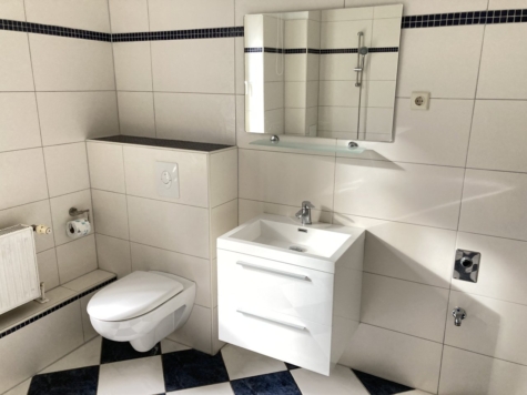 Helle 4-Raumwhg. mit EBK und Balkon in Zwickau! Wallbox für E-Autos am Haus! - Tageslichtbad mit Wanne (9909)