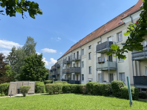 Vermietete 2-Raumwohnung mit Balkon in Zwickau-Marienthal! Nähe HBK! - Hausansicht mit Grünanlage (13024)