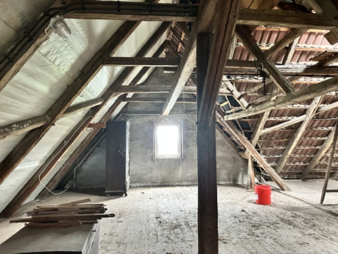 Dreiseitenhof: 2 Wohnhäuser, Nebengelass, gr. Grundstück = viel Raum für individuelle Lebenskonzepte - Dachboden Bauernhaus (14374)