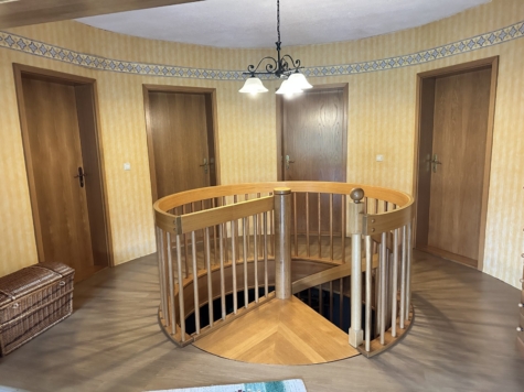 Dreiseitenhof: 2 Wohnhäuser, Nebengelass, gr. Grundstück = viel Raum für individuelle Lebenskonzepte - Rondell modernes Haus OG (14345)