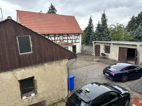 Dreiseitenhof: 2 Wohnhäuser, Nebengelass, gr. Grundstück = viel Raum für individuelle Lebenskonzepte - Blick in den Hofbereich (14360)