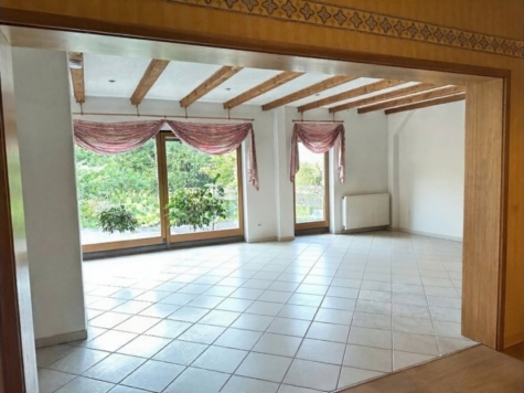 Dreiseitenhof: 2 Wohnhäuser, Nebengelass, gr. Grundstück = viel Raum für individuelle Lebenskonzepte - Wohnzimmer OG modernes Haus (14346)