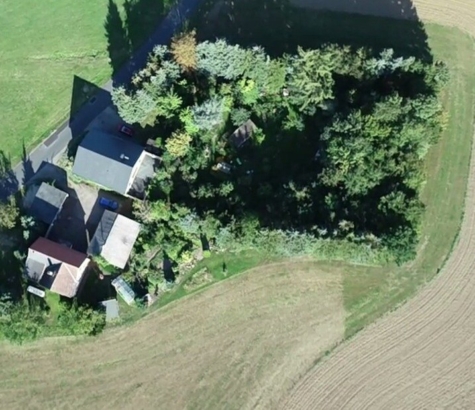 Dreiseitenhof: 2 Wohnhäuser, Nebengelass, gr. Grundstück = viel Raum für individuelle Lebenskonzepte - Drohnenaufnahme Anwesen (14341)