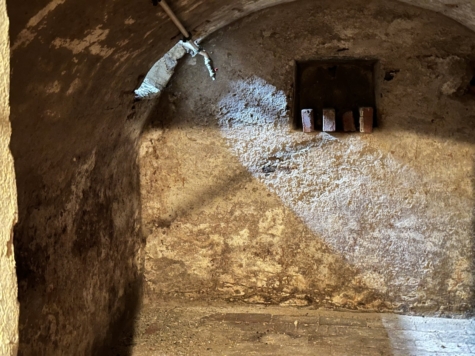 Dreiseitenhof: 2 Wohnhäuser, Nebengelass, gr. Grundstück = viel Raum für individuelle Lebenskonzepte - Keller Bauernhaus (14371)