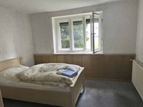 Dreiseitenhof: 2 Wohnhäuser, Nebengelass, gr. Grundstück = viel Raum für individuelle Lebenskonzepte - Schlafzimmer EG Bauernhaus (14364)