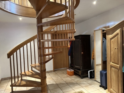 Dreiseitenhof: 2 Wohnhäuser, Nebengelass, gr. Grundstück = viel Raum für individuelle Lebenskonzepte - Wendeltreppe zum OG modernes Haus (14344)
