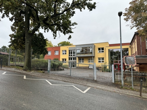 Vermietete 2-Raumwohnung mit Balkon und Stpl. in ruhiger Lage! Zwickau-Cainsdorf! - Schule (200m) (7549)