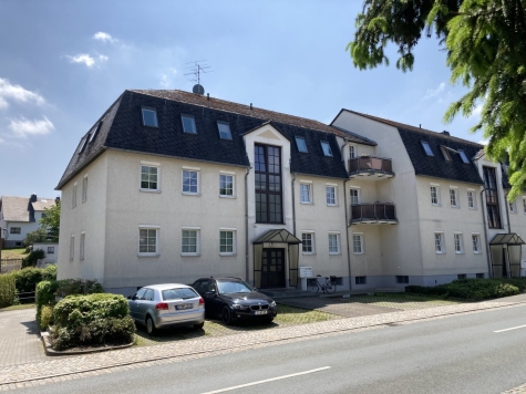 ab 01.07.26! Fraureuth, schöne 2-Zimmer Erdgeschosswohnung mit Balkon, Stellplatz optional - Hausansicht (5923)