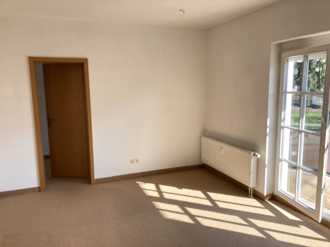ab 01.07.26! Fraureuth, schöne 2-Zimmer Erdgeschosswohnung mit Balkon, Stellplatz optional - Wohnzimmer (5925)