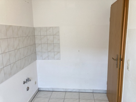 ab 01.07.26! Fraureuth, schöne 2-Zimmer Erdgeschosswohnung mit Balkon, Stellplatz optional - Küche (5930)