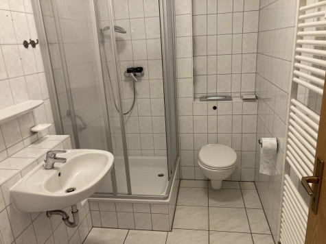 ab 01.07.26! Fraureuth, schöne 2-Zimmer Erdgeschosswohnung mit Balkon, Stellplatz optional - Badezimmer (5931)