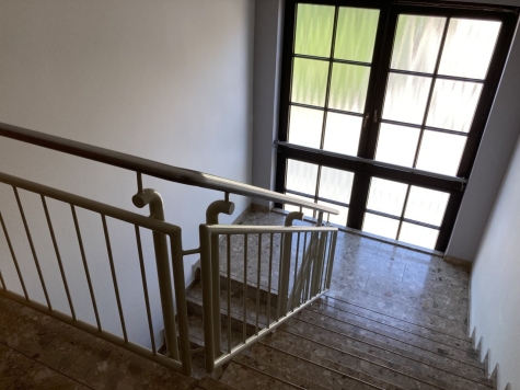 ab 01.07.26! Fraureuth, schöne 2-Zimmer Erdgeschosswohnung mit Balkon, Stellplatz optional - Treppenhaus (5935)