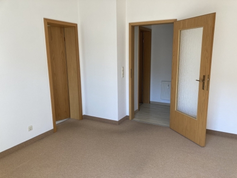 ab 01.07.26! Fraureuth, schöne 2-Zimmer Erdgeschosswohnung mit Balkon, Stellplatz optional - Wohnzimmer (5926)